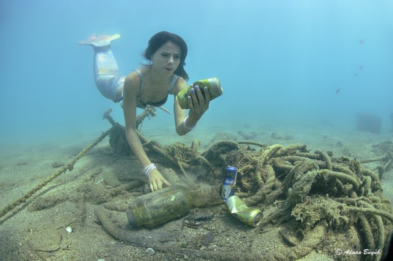 Antalya’da denizin altından çıkan çöpler, ’denizkızı’nı kızdırdı
