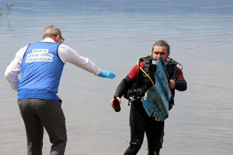 Sapanca Gölü’nde dalgıçlar eşliğinde temizlik
