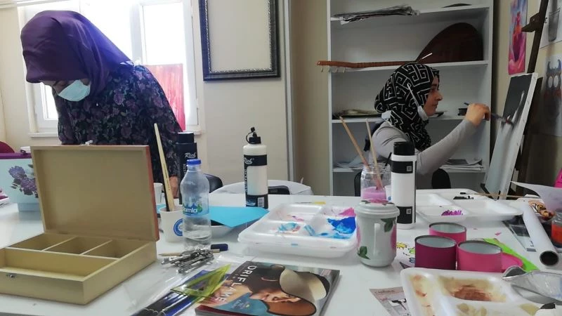 Edremitli kadınlar meslek öğrenip aile bütçelerine katkı sağlıyor
