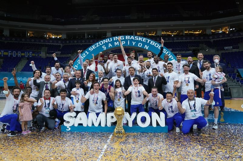 2020-2021 Basketbol Süper Ligi şampiyonu Anadolu Efes kupasını aldı
