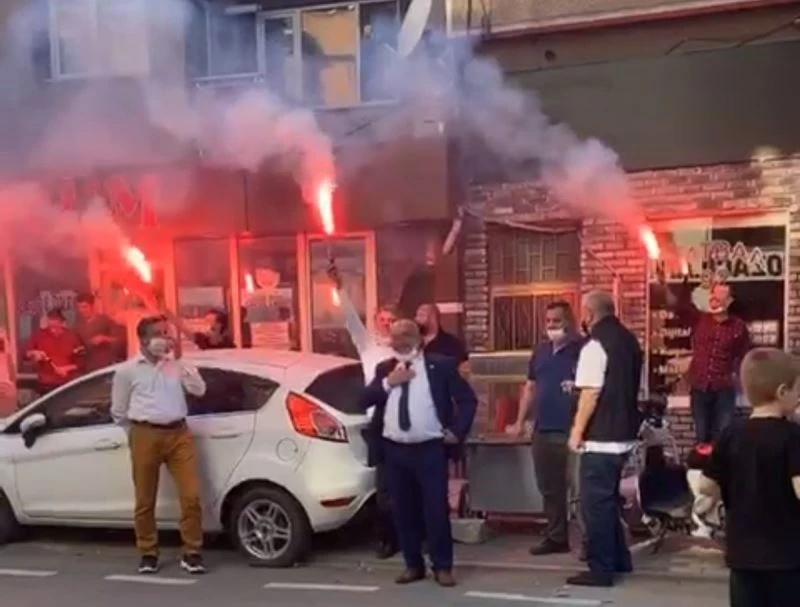 Muhtar seçilince çiftetelli oynadı
