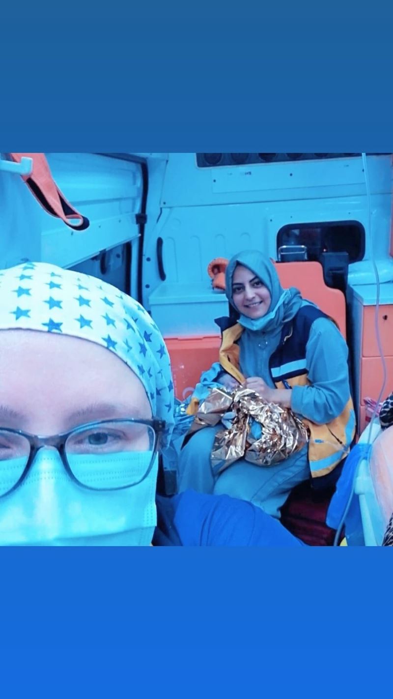 Sancıları başlayan kadın hastaneye kaldırılırken ambulansta doğum yaptı
