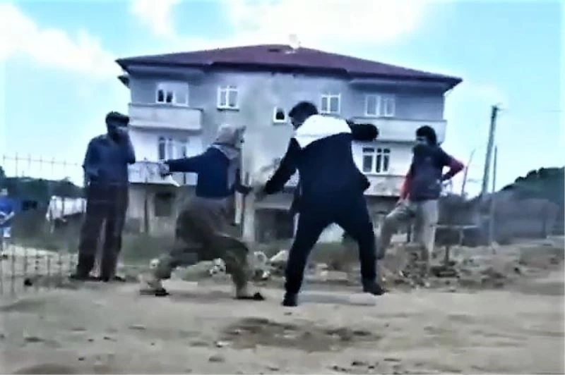 Yol kavgasında birbirlerine dehşeti yaşattılar
