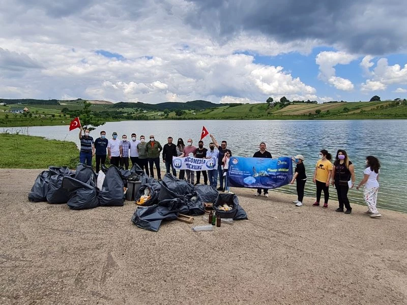 Sevindikli doğası gönüllülerin elleriyle temizlendi
