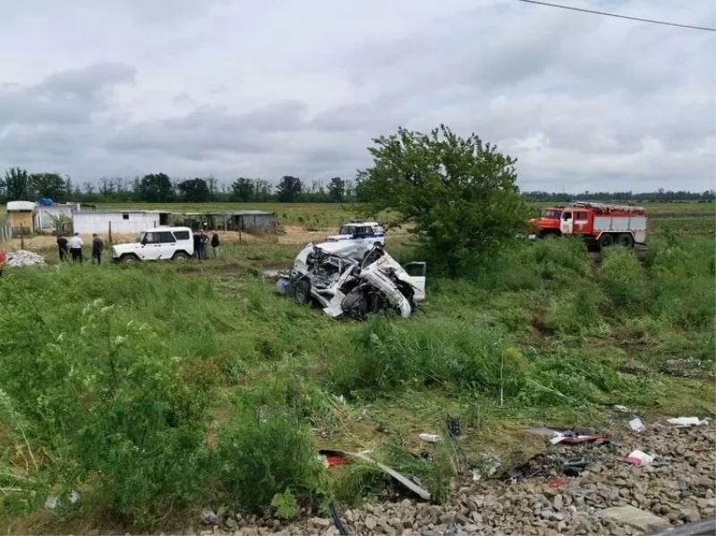 Rusya’da kırmızı ışığa aldırmayan cipi tren biçti: 2 ölü
