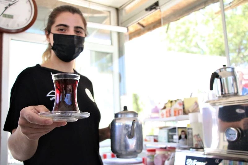 Süper Lig’de mücadele etmişlerdi, çay bahçesinde çalışarak kulübe destek olmaya başladı
