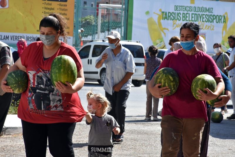 Tarsus Belediyesi, çiftçiden aldığı 10 ton karpuzu halka dağıttı
