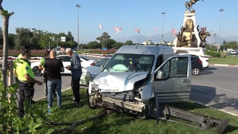 Çarpışan otomobillerin hava yastıkları hayatta tuttu
