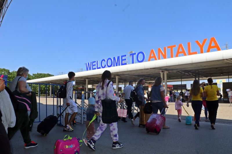 (ÖZEL) Vaka sayılarının düşmesiyle birlikte Antalya’ya günlük gelen uçak sayısı ikiye katlandı
