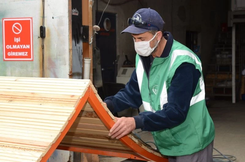 Parklardaki kamelyalar ve oturma bankları yenileniyor
