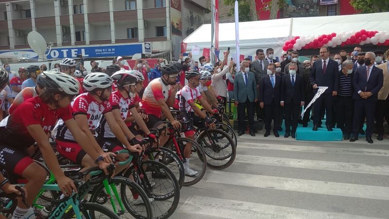 Bakan Kasapoğlu, İstiklal Yolu Bisiklet Yarışı’nı başlattı
