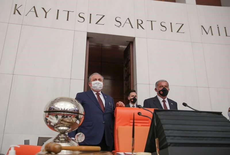 TBMM Başkanı Şentop, KKTC Meclis Başkanı Sennaroğlu ile bir araya geldi
