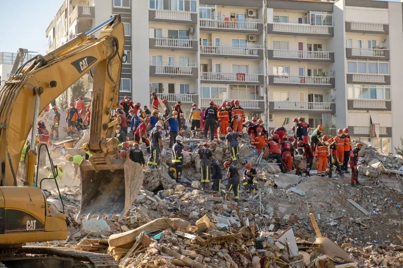 İzmir depreminde yıkılan binalarda kusuru bulunan 29 kişiye kamu davası
