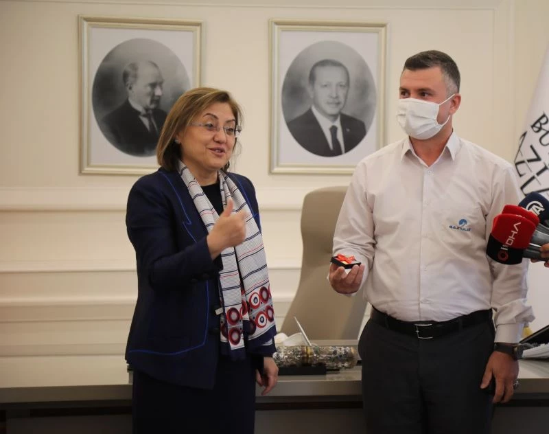 Başkan Şahin, kahraman şoförü cumhuriyet altınıyla ödüllendirdi
