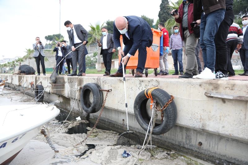 Darıca sahilinde deniz salyası seferberliği başladı
