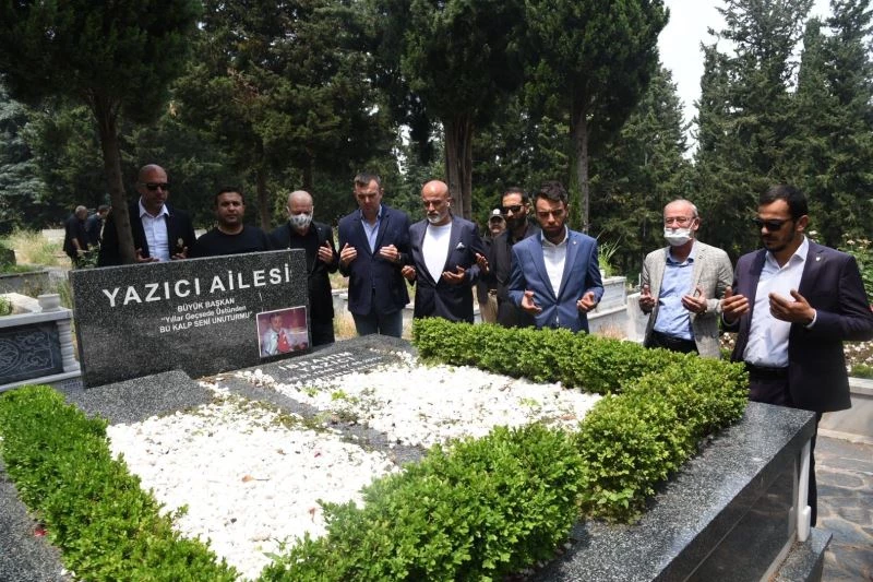 Bursaspor’un yeni yönetimi Yazıcı’nın kabrini ziyaret etti
