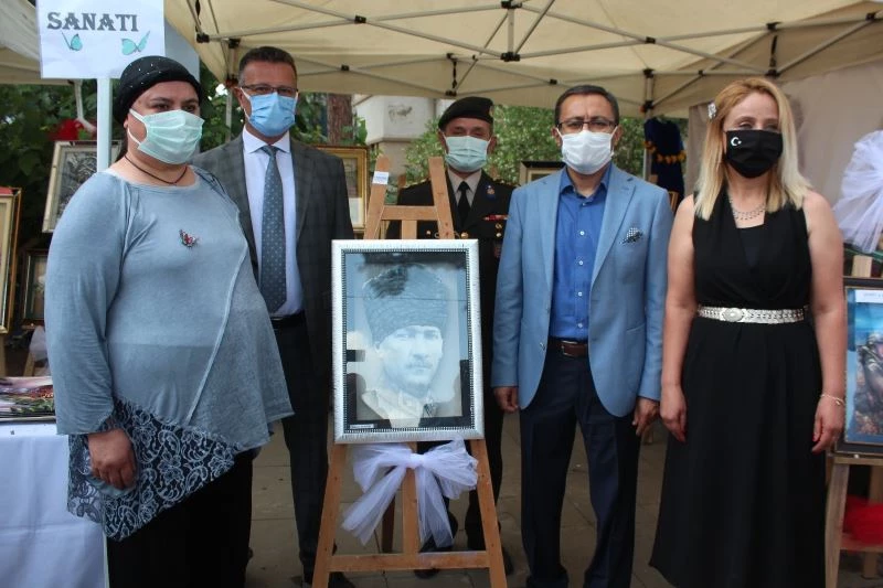 Pazarcı esnafının yaptığı Atatürk portresi ilgi odağı oldu
