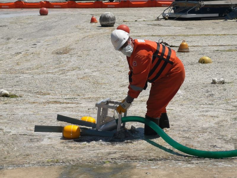 Caddebostan Sahili’nde deniz salyası temizliği başladı
