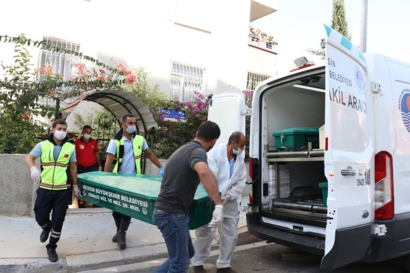 Halatla balkona inip, çocuklarının başına silah dayayarak kaçmaya çalışan kadını öldürmüşler
