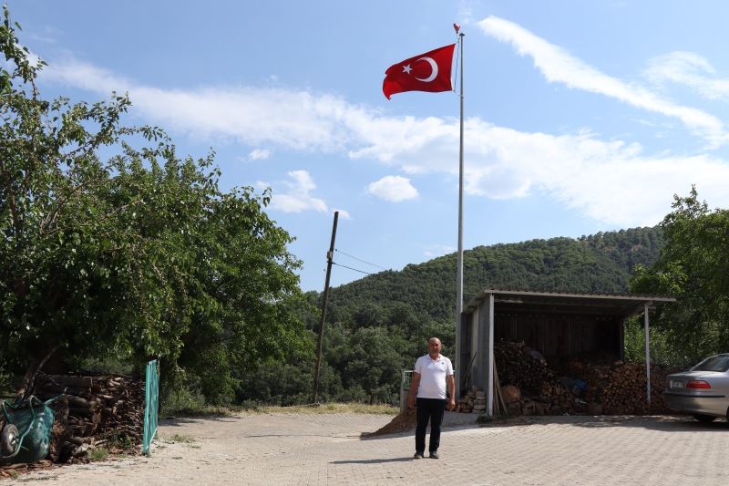 Kuşçular Mahallesi’nde Türk Bayrağı göndere çekildi
