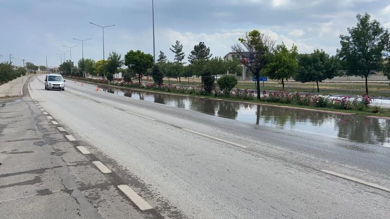 Su birikintisi sürücülere zor anlar yaşattı
