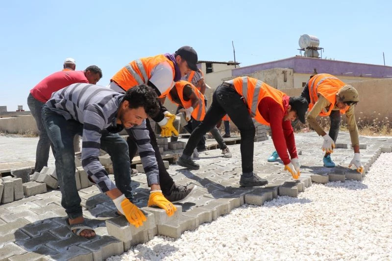 Akçakale kırsalındaki kilitli parke çalışmaları devam ediyor
