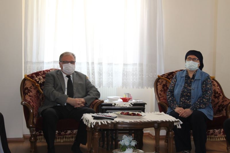 Kaymakam Türköz, Şehit Öğretmen Aybüke Yalçın’ın ailesini ziyaret etti
