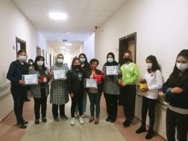 Öğrenciler tohumdan yetiştirdiği çiçekleri sağlıkçılara hediye etti
