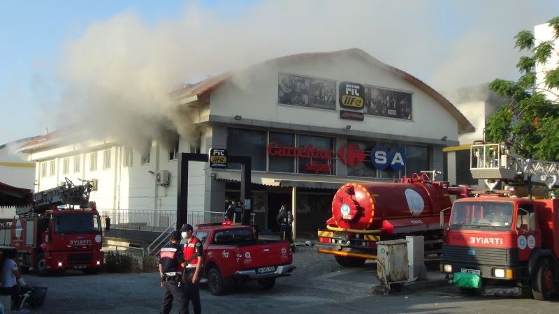 Antalya’da zincir markette çıkan yangın paniği
