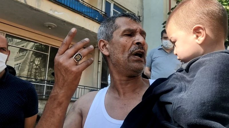 Yangında mahsur kalan çocuğu balkona tırmanıp kurtardılar
