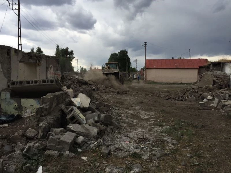 Kars metruk binalardan temizleniyor
