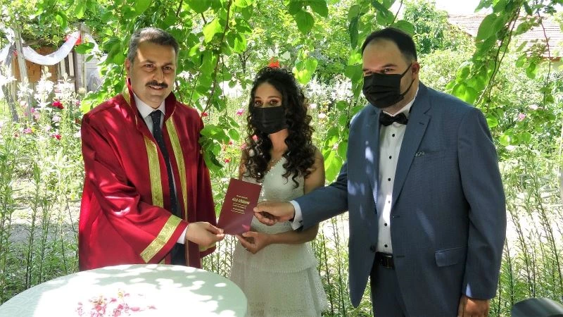 Genç çift zambak bahçesinde ‘evet’ dedi
