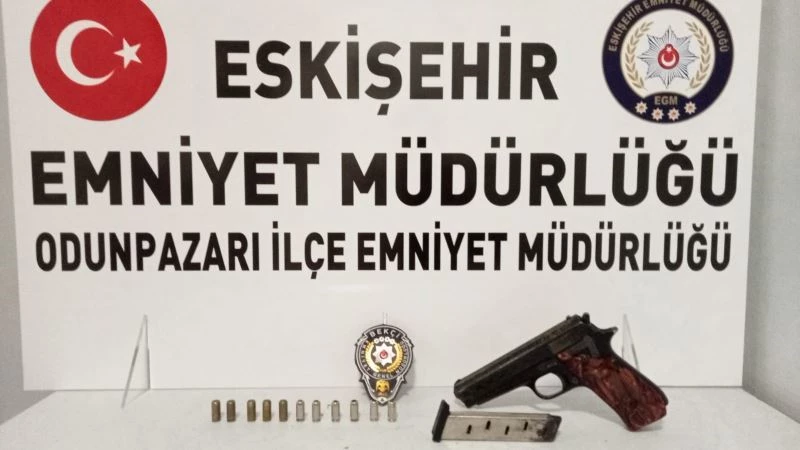 Bekçilerin üst araması yaptığı şahsın üzerinden kurusıkı silah ve fişek çıktı
