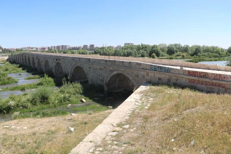 Tarihi köprüde içler acısı görüntüler
