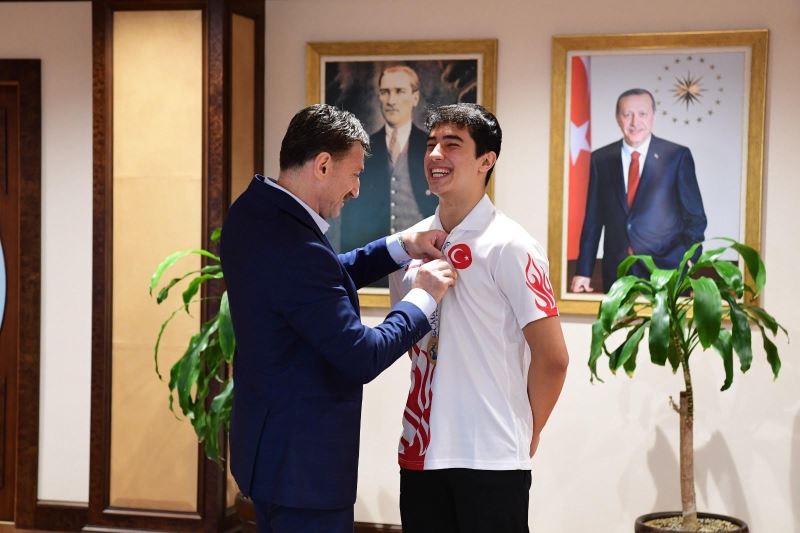 Başkan Bahadır dünya şampiyonu Emir Yiğit’i ağırladı
