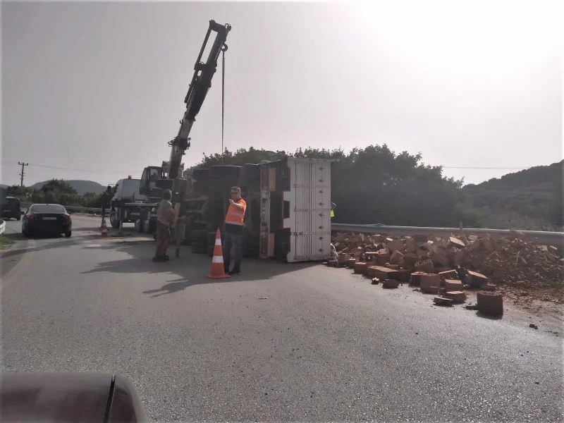 İzmir’de virajı alamayan tuğla yüklü tır devrildi: 1 yaralı
