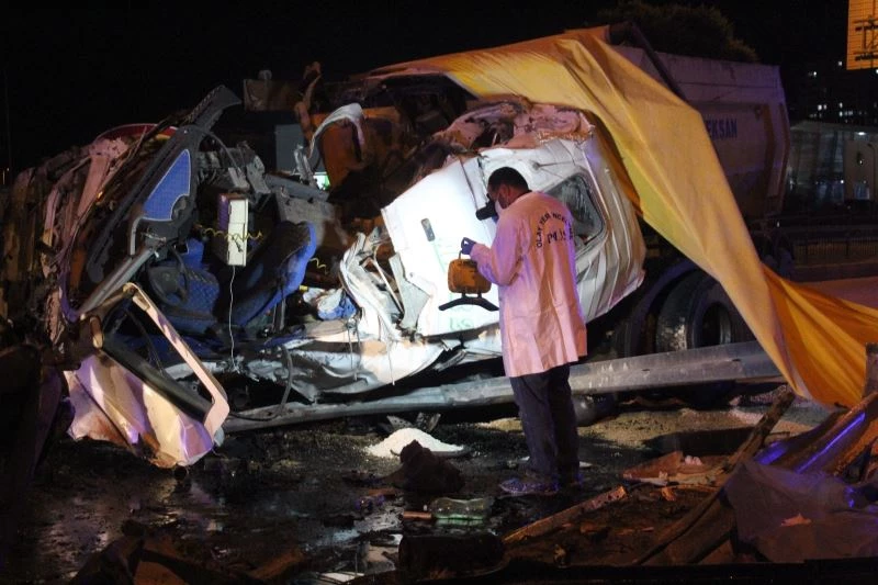 Gaziantep’te kamyon yön levhasına çarptı:1 ölü
