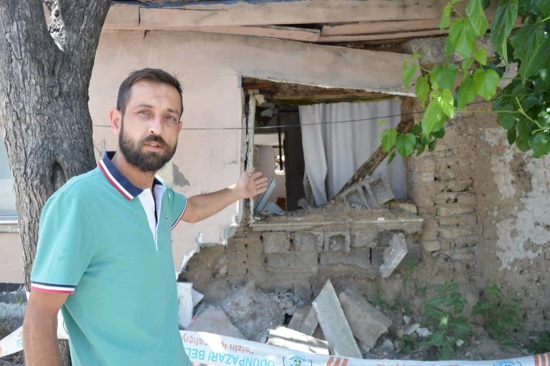 Terk edilen evin her an yıkılma ihtimali komşuları tedirgin ediyor
