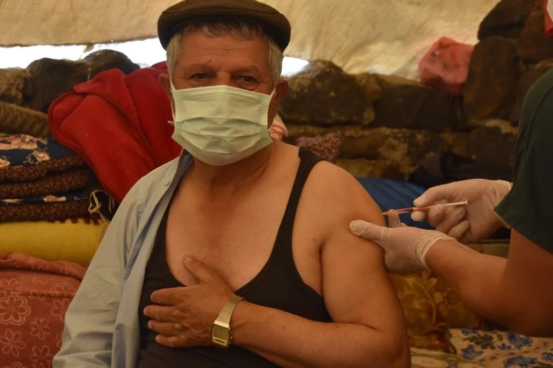 Bitlis’te 150 yaylacı çadırlarında aşı oldu
