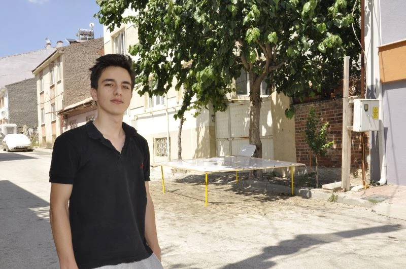 Kurdukları düzenek ile dutlar artık ziyan olmuyor
