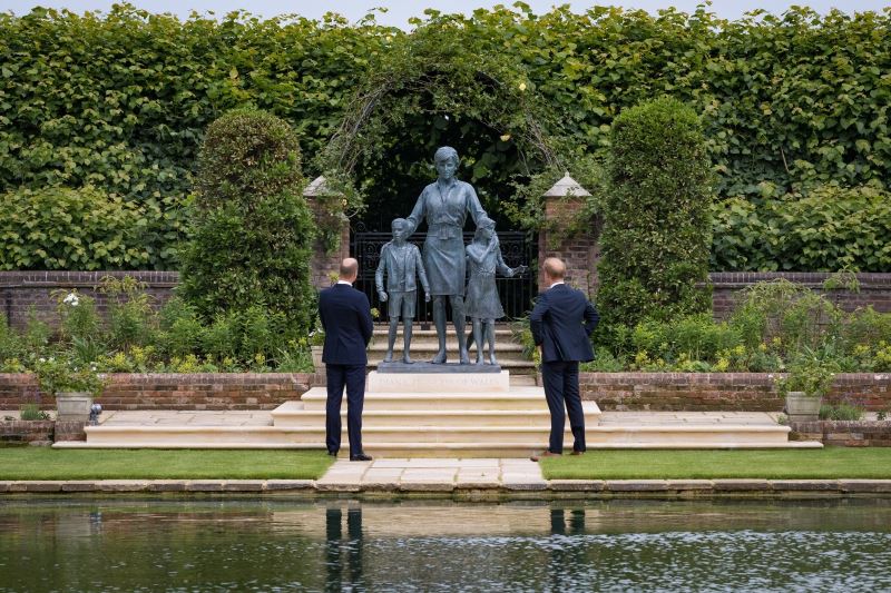 Prenses Diana’nın heykeli Londra’da açıldı
