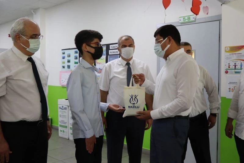 Başkan Özcan, LGS’den tam puan alan Emre’yi onurlandırdı
