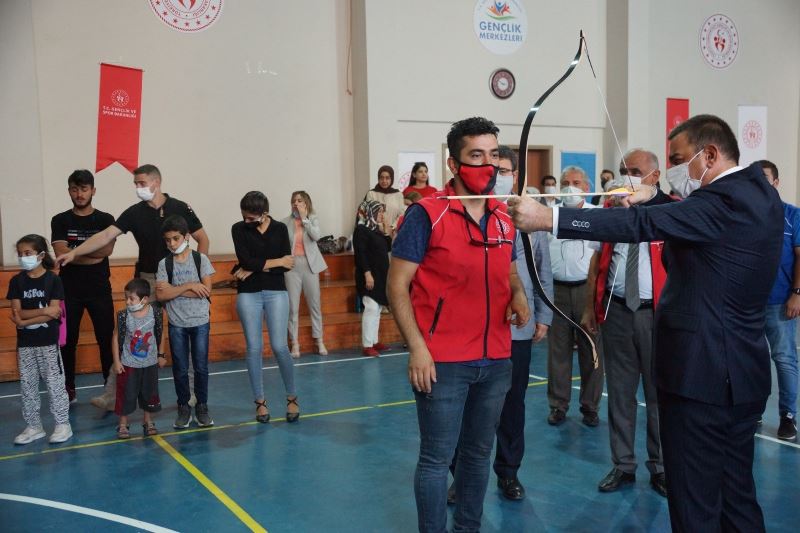 Siirt Valisi Hacıbektaşoğlu, sporcularla ok fırlattı

