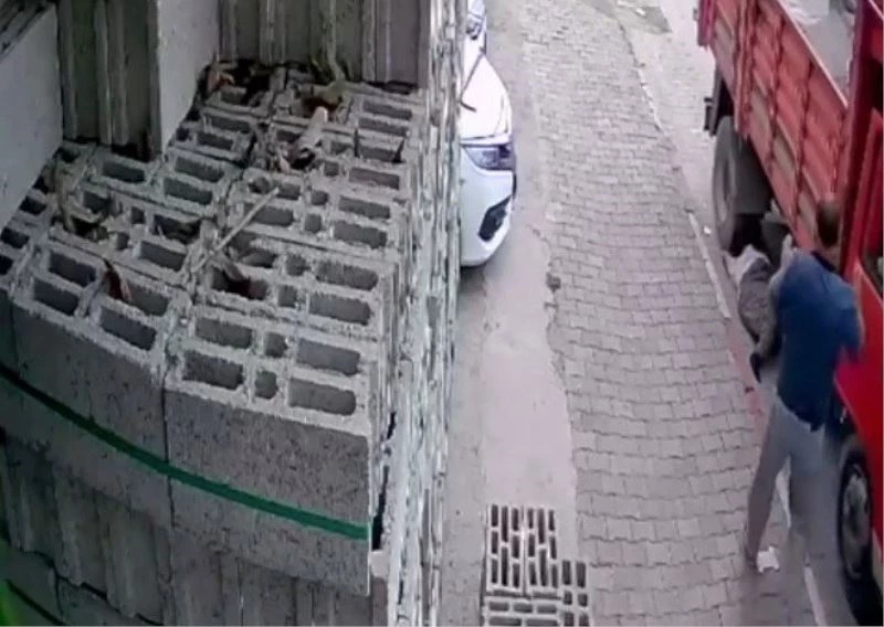 Kamyonetin kadını ezdiği feci kaza kamerada
