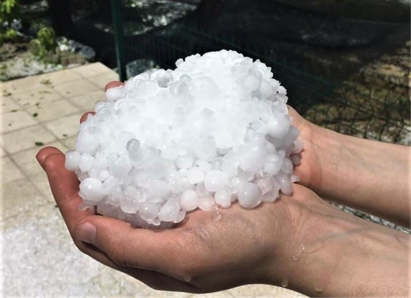 (Özel) Ceviz büyüklüğünde dolu yağdı, mahsuller zarar gördü
