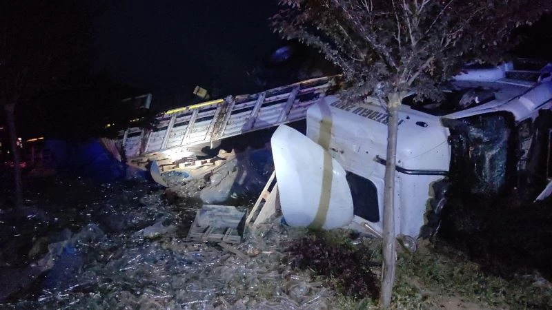 Bursa’da cam şişe yüklü tır devrildi, kara yolu cam şişeyle kaplandı
