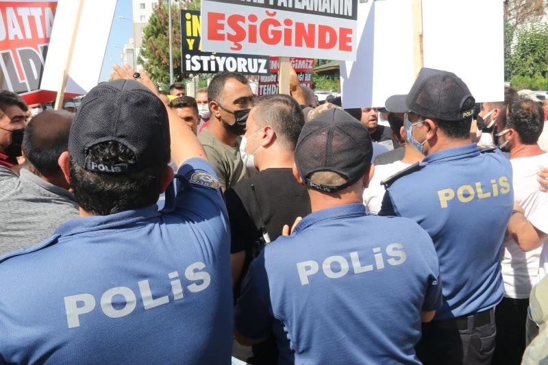 Antalya’da 40 yıldır çözülemeyen imar planı 200 kişi ile protesto edildi
