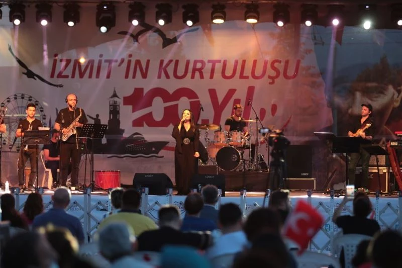 İzmit’in yerel sanatçısı 100.yıl performansıyla coşturdu
