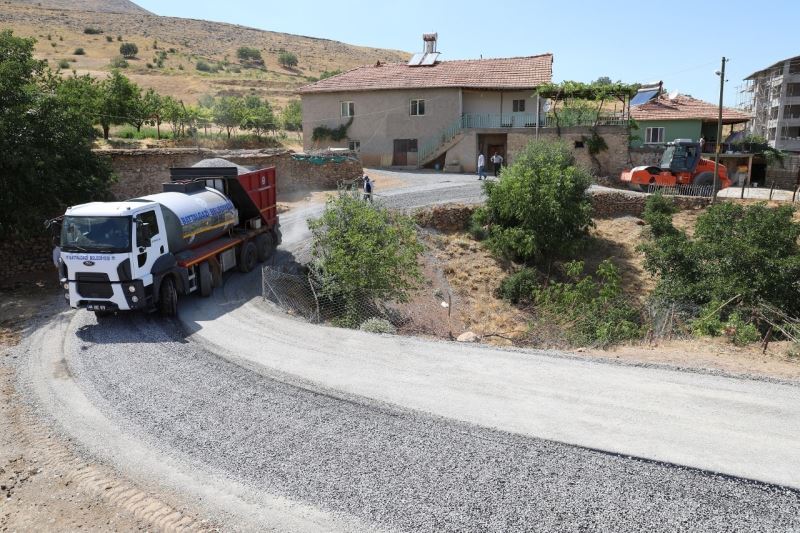 Battalgazi Belediyesi’nden 10 kilometrelik sathi kaplama çalışması
