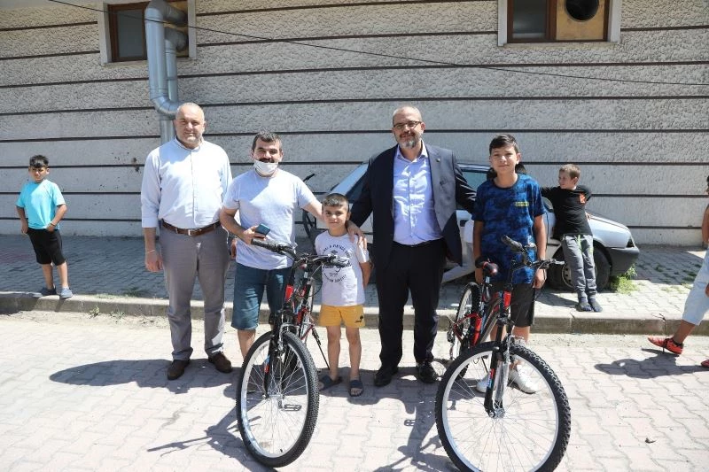 Bisikleti çalınan 2 çocuğun burukluğunu, mutluluğa çevirdiler
